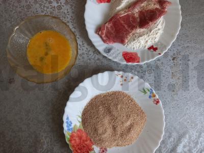 Kiaulienos kotletai su džiūvėsėliais Žingsnis 3