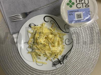 Salotas su bulvių traškučiais ir grietine pagrindine nuotrauka