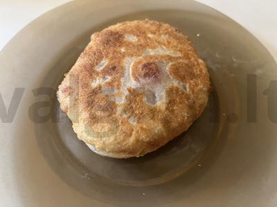 Sultingas keptas pyragėlis su cukrine vyšnia pagrindine nuotrauka