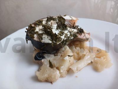 Upėtakis ant žiedinių kopūstų pagalvėlės pagrindine nuotrauka