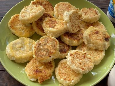 Sūrio blynai prie kavos pagrindine nuotrauka