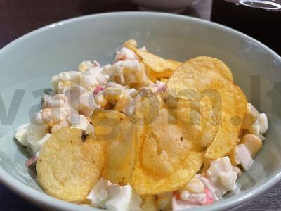 Salotos su krabų lazdelėmis ir traškučiais pagrindine nuotrauka