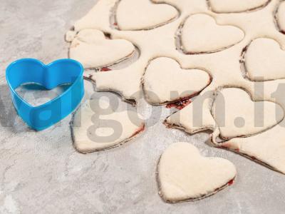 Širdelės sausainiai su šokoladu ir avietėmis Žingsnis 3