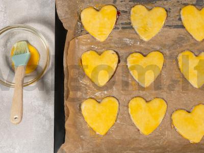 Širdelės sausainiai su šokoladu ir avietėmis Žingsnis 4