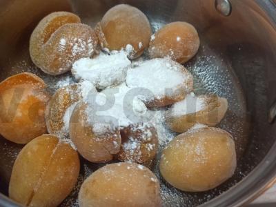 Trijų ingredientų abrikosų tyrė Žingsnis 1