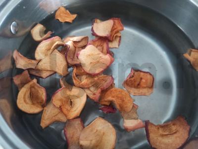 Raudonųjų serbentų, spanguolių ir džiovintų obuolių kisielius Žingsnis 1