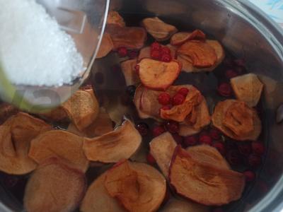 Raudonųjų serbentų, spanguolių ir džiovintų obuolių kisielius Žingsnis 3