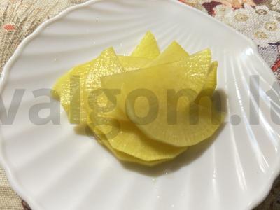 Marinuota ridikėlių-dajkonas pagrindine nuotrauka