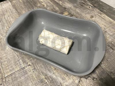 Keptas brie sūris su bagete, pomidorais ir žolelėmis Žingsnis 1