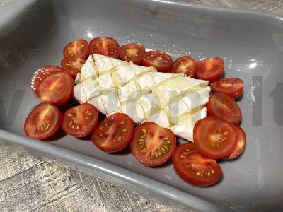 Keptas brie sūris su bagete, pomidorais ir žolelėmis Žingsnis 3