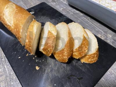 Keptas brie sūris su bagete, pomidorais ir žolelėmis Žingsnis 4