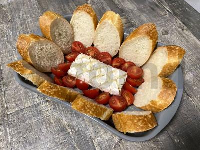 Keptas brie sūris su bagete, pomidorais ir žolelėmis Žingsnis 5