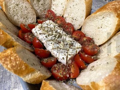 Keptas brie sūris su bagete, pomidorais ir žolelėmis Žingsnis 7