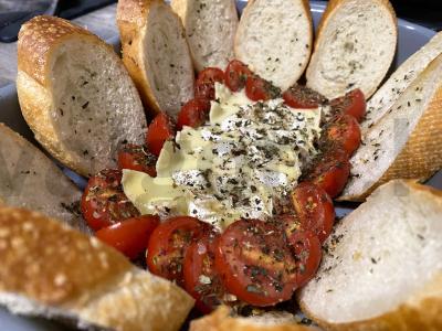 Keptas brie sūris su bagete, pomidorais ir žolelėmis pagrindine nuotrauka