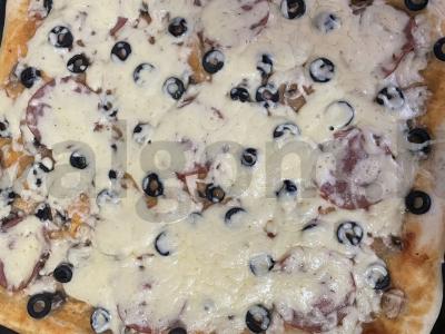 Namų pica su alyvuogėmis ir grybais pagrindine nuotrauka