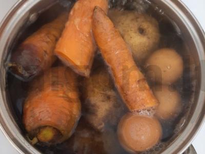 Sluoksniuotas salotas „Mimoza“ su sardinomis Žingsnis 1