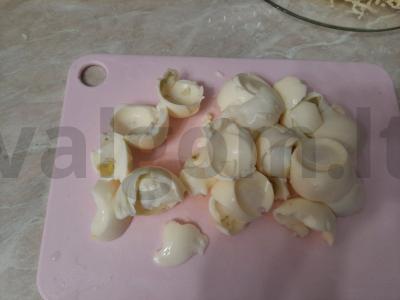 Sluoksniuotas salotas „Mimoza“ su sardinomis Žingsnis 8