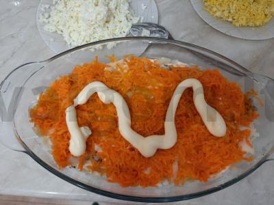 Sluoksniuotas salotas „Mimoza“ su sardinomis Žingsnis 14