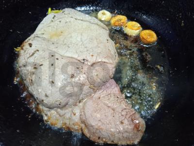 Jautienos steikas su grybų ir alyvuogių garnyru Žingsnis 4