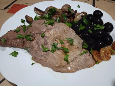 Jautienos steikas su grybų ir alyvuogių garnyru pagrindine nuotrauka
