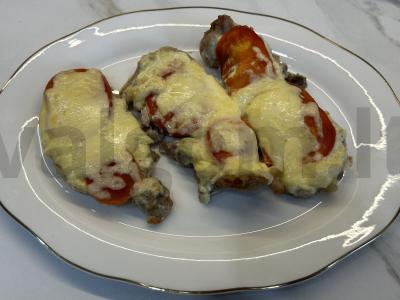 Kepta kiauliena su pomidorais ir sūriu pagrindine nuotrauka