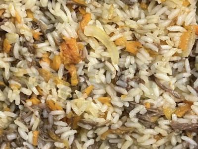 Ryžiai su troškiniu ir daržovėmis pietums pagrindine nuotrauka