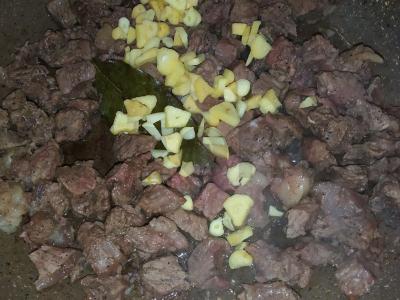 Troškinta jautiena su padažu ir česnaku Žingsnis 3