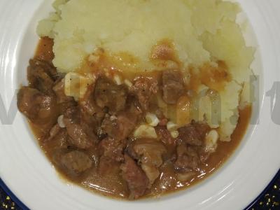 Troškinta jautiena su padažu ir česnaku pagrindine nuotrauka