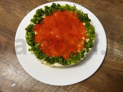 Salotas su raudonąja žuvimi ir ikrais „Carskij“ pagrindine nuotrauka