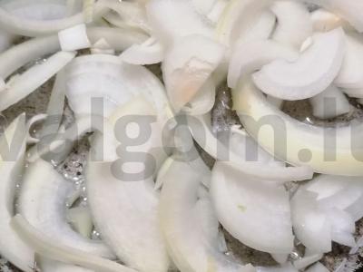 Vegetariškos bulvės su grybais ir česnako stiebais Žingsnis 2