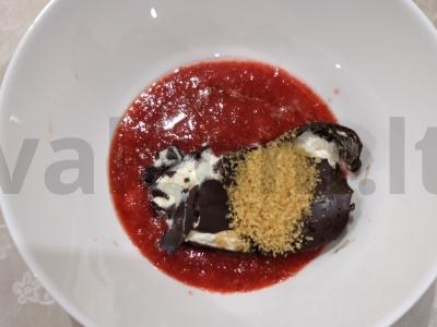 Kvapnus pieno kokteilis su braškėmis, ledais ir cukranendrių cukrumi Žingsnis 1