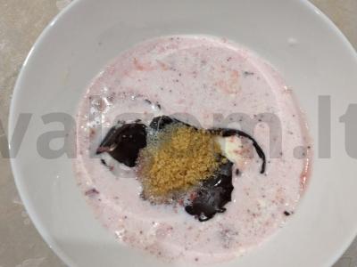 Kvapnus pieno kokteilis su braškėmis, ledais ir cukranendrių cukrumi Žingsnis 2