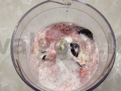 Kvapnus pieno kokteilis su braškėmis, ledais ir cukranendrių cukrumi Žingsnis 3