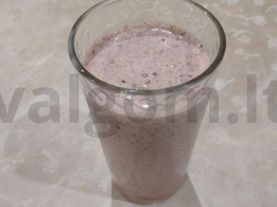 Kvapnus pieno kokteilis su braškėmis, ledais ir cukranendrių cukrumi pagrindine nuotrauka