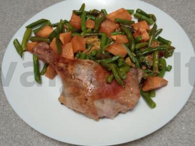 Keptas antis šlaunelė mandarinų marinate su žaliųjų pupelių ir batatų garnyru pagrindine nuotrauka