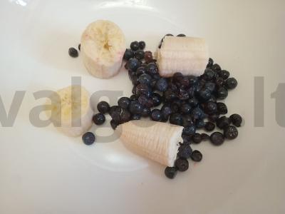 Bananų-mėlynių pieno kokteilis Žingsnis 2