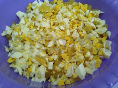 Okroška su vištiena ir rūkytomis dešromis ant beržo sulčių Žingsnis 2