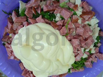 Okroška su vištiena ir rūkytomis dešromis ant beržo sulčių Žingsnis 7