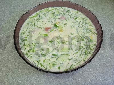 Okroška su vištiena ir rūkytomis dešromis ant beržo sulčių pagrindine nuotrauka