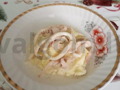 Švelnus kalmaras grietinėlės padaže pagrindine nuotrauka