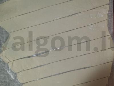 Dešrelės sluoksniuotame tešloje su sezamu Žingsnis 2