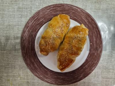 Dešrelės sluoksniuotame tešloje su sezamu pagrindine nuotrauka