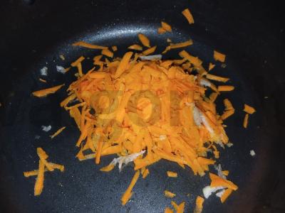 Sultingas salotas iš kolrabi ir morkų su grietine Žingsnis 1