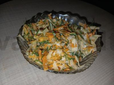 Sultingas salotas iš kolrabi ir morkų su grietine pagrindine nuotrauka