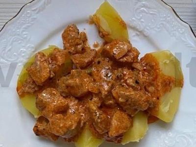 Troškinta kiauliena su daržovėmis ir prieskoniais pagrindine nuotrauka