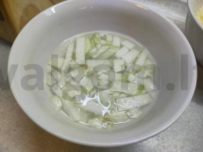 Salotas su rūkytomis dešromis, agurkais ir morkomis Žingsnis 1