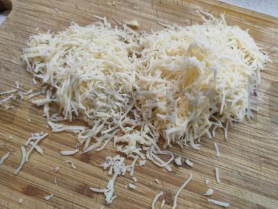 Salotas su rūkytomis dešromis, agurkais ir morkomis Žingsnis 3