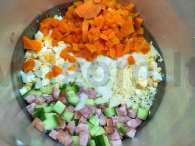 Salotas su rūkytomis dešromis, agurkais ir morkomis Žingsnis 4