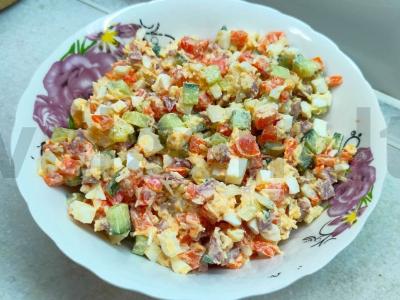 Salotas su rūkytomis dešromis, agurkais ir morkomis Žingsnis 5