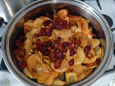 Džiovintų vaisių ir erškėtrožių kompotas Žingsnis 1